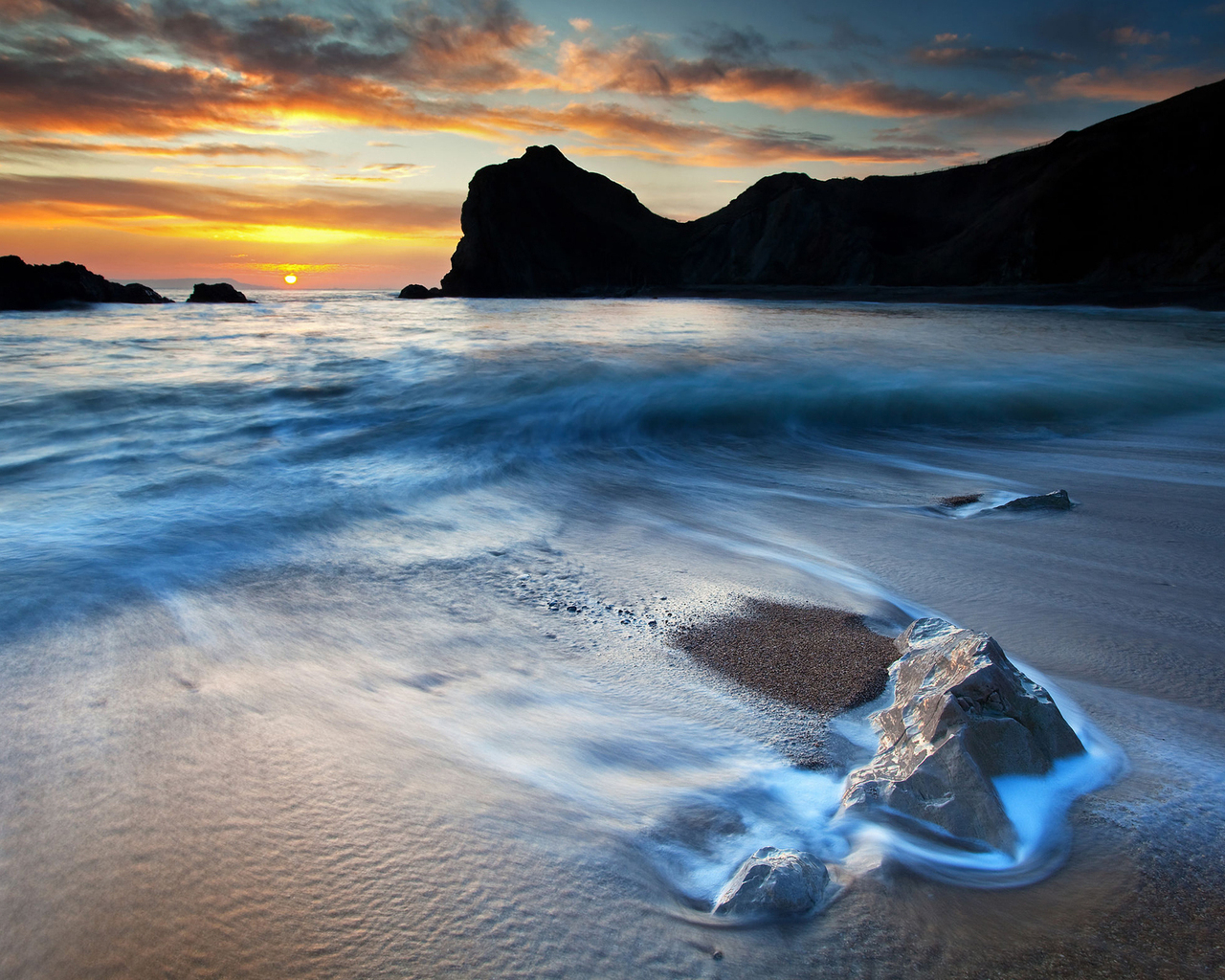 Песчаный берег на закате