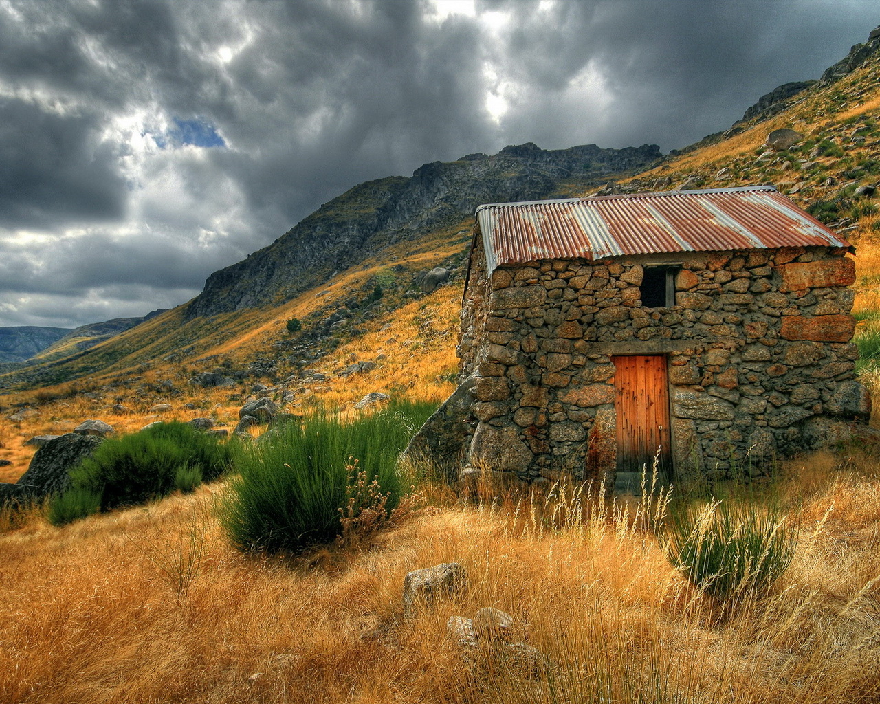 Каменный сарай на склоне
