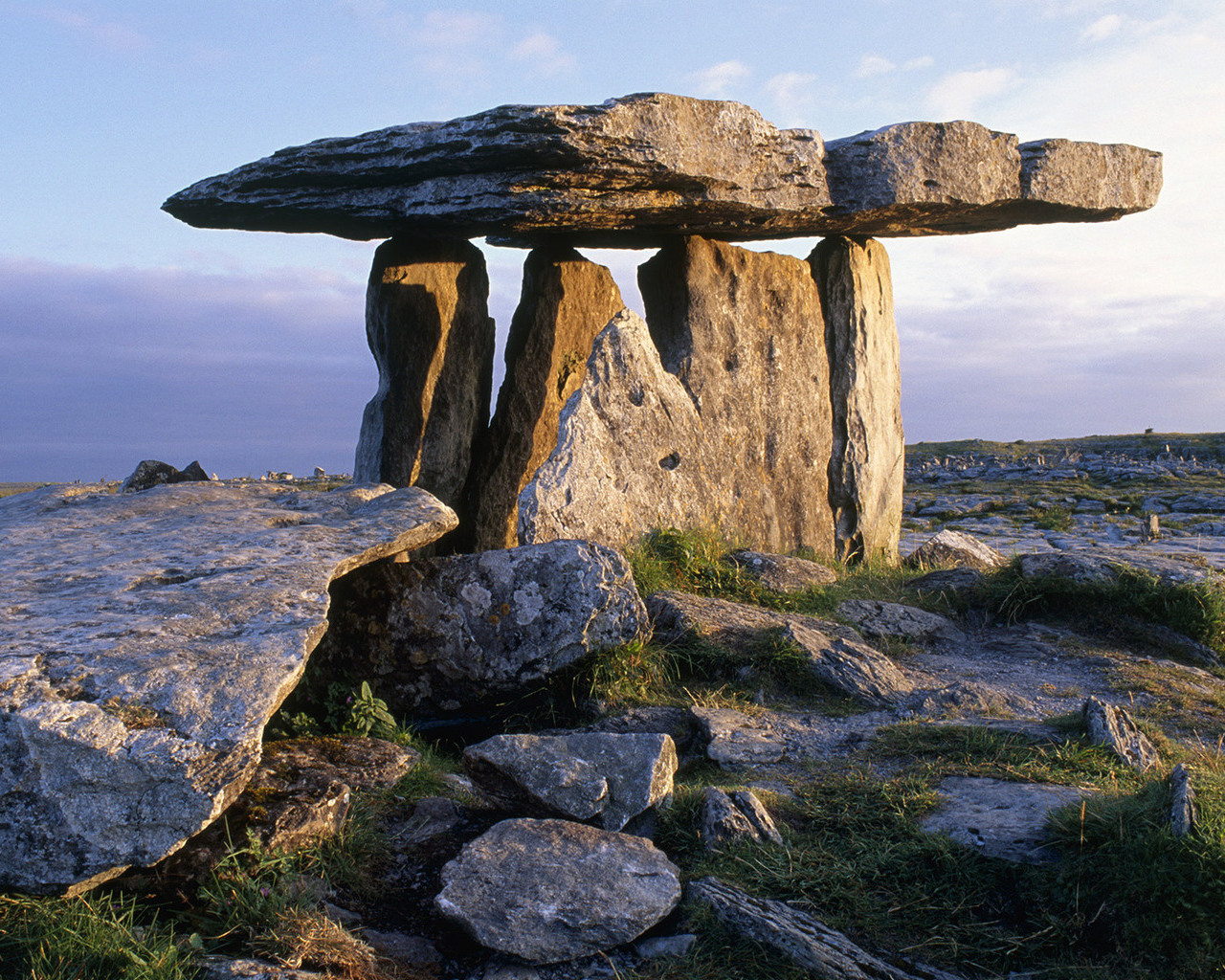 Каменный дольмен