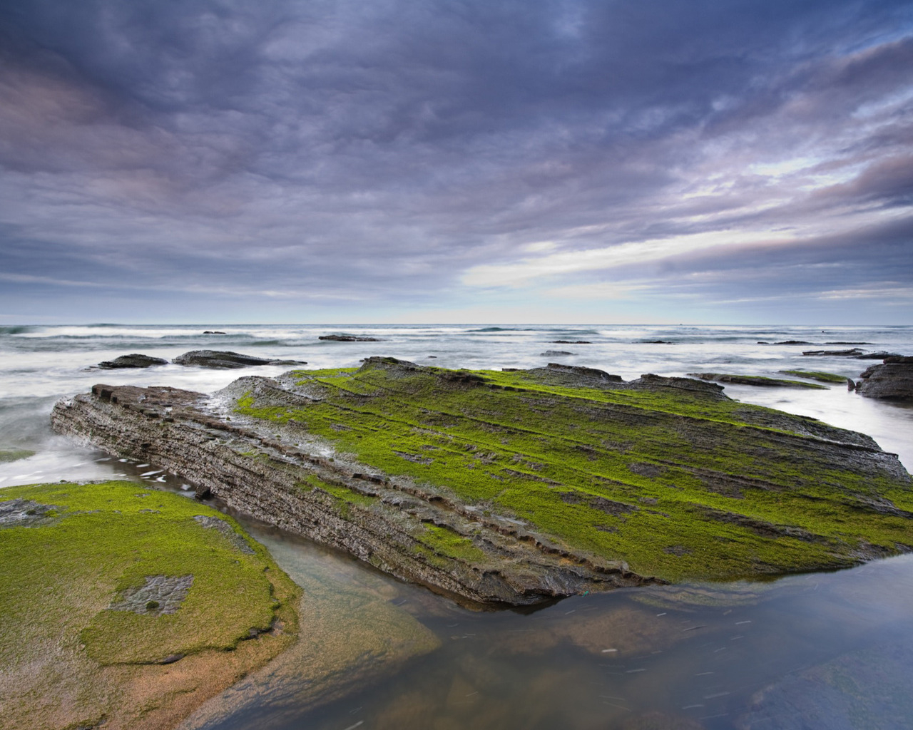 Камни у берега