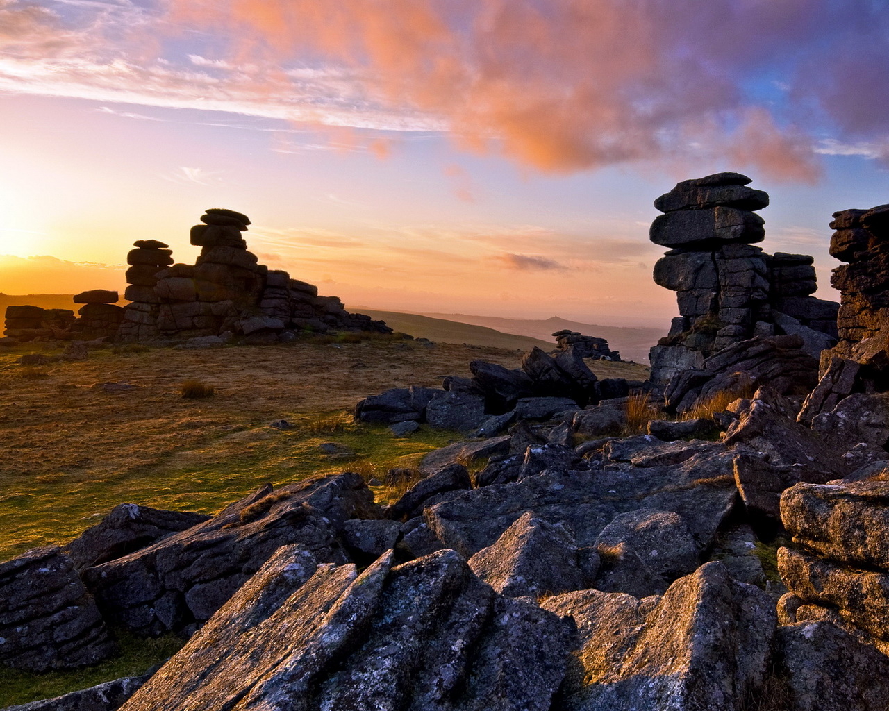 Камни на холмах