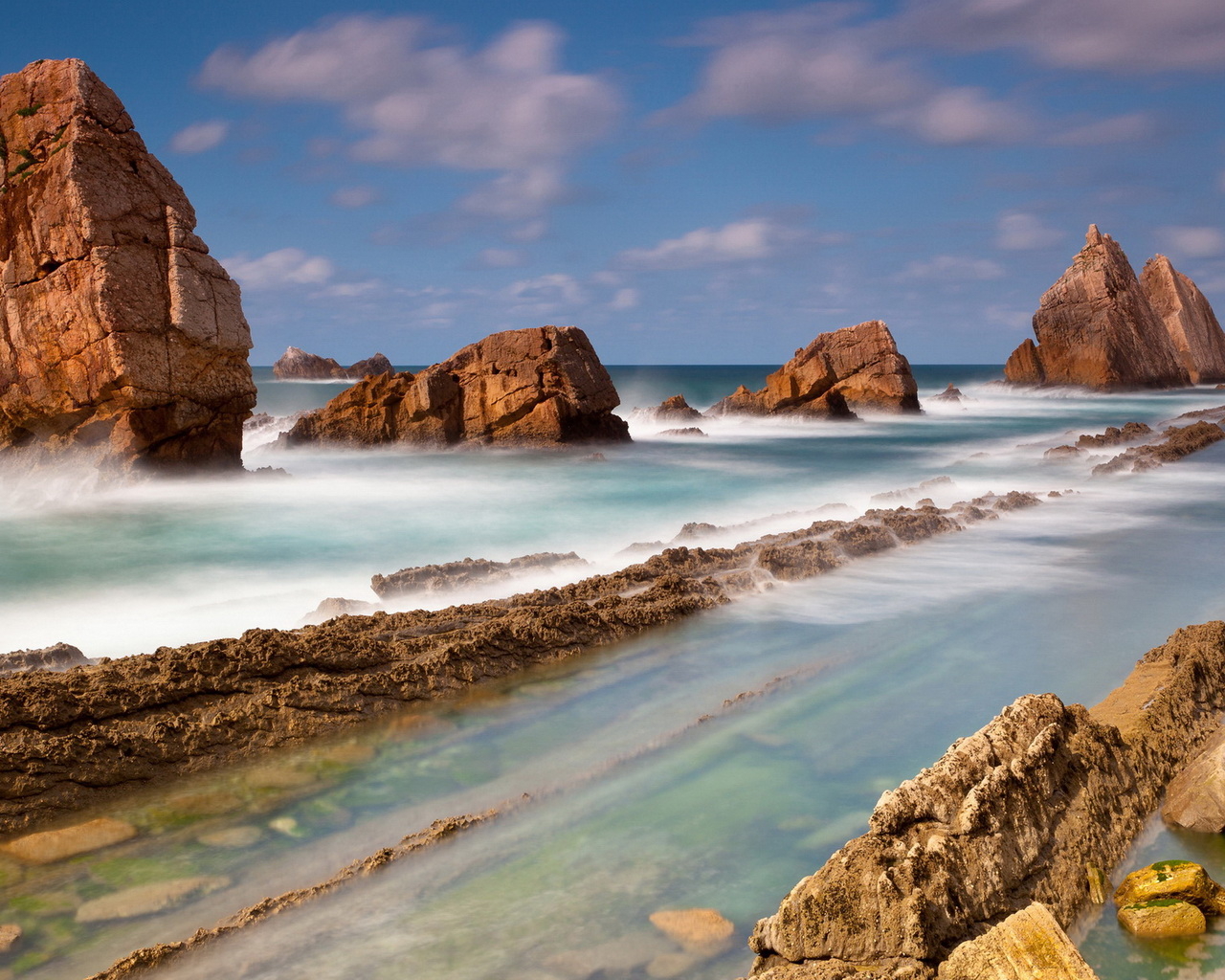 Камни около берега