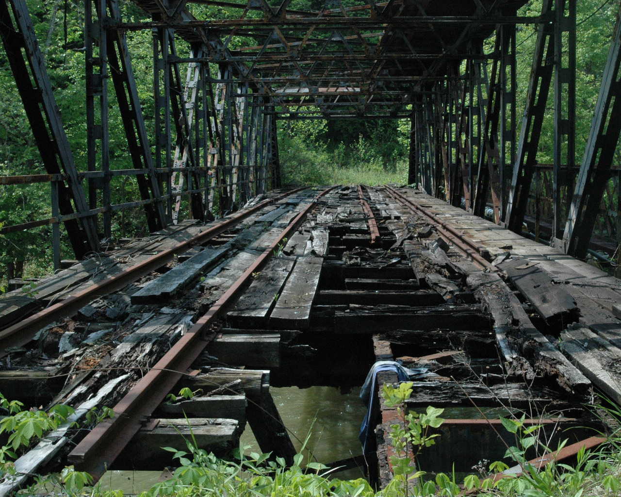 Разрушенная железная дорога