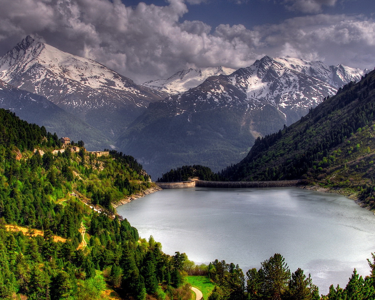 Плотина на горном озере