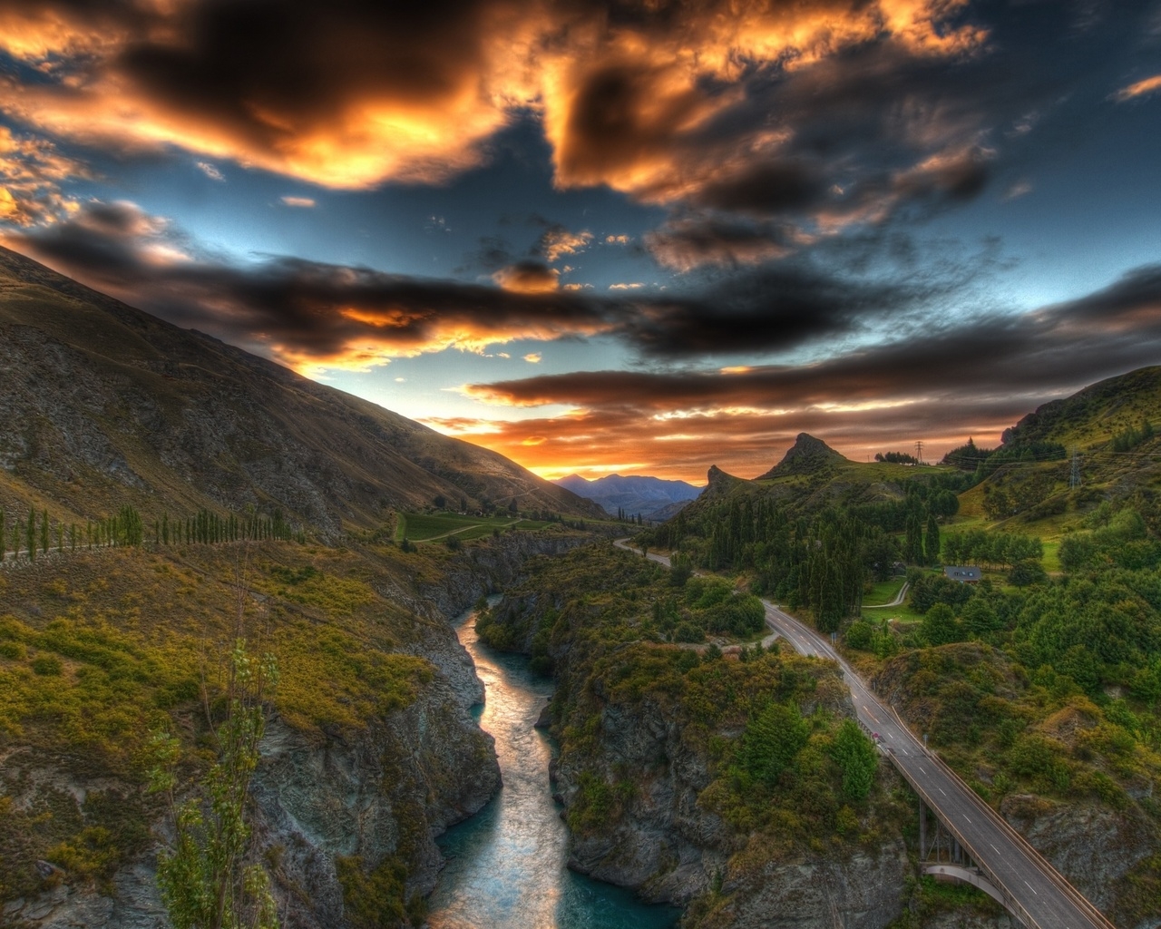 Речка и дорога