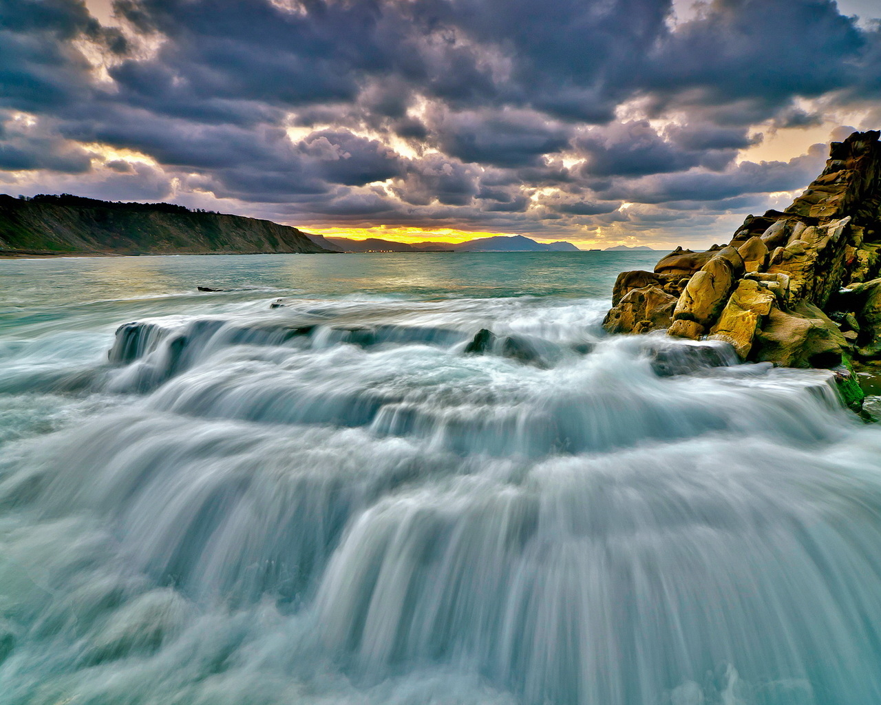 Вдоль берега