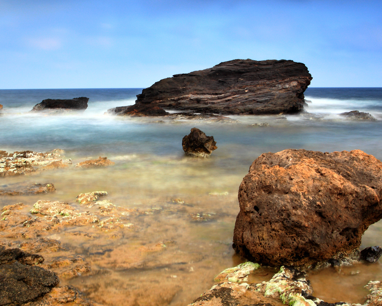 Камни над водой