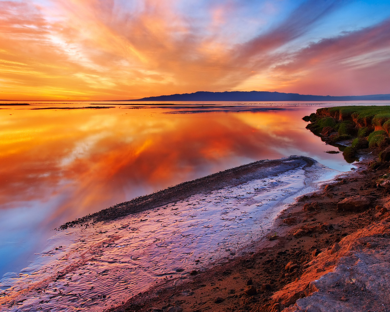 Яркий закат над водой