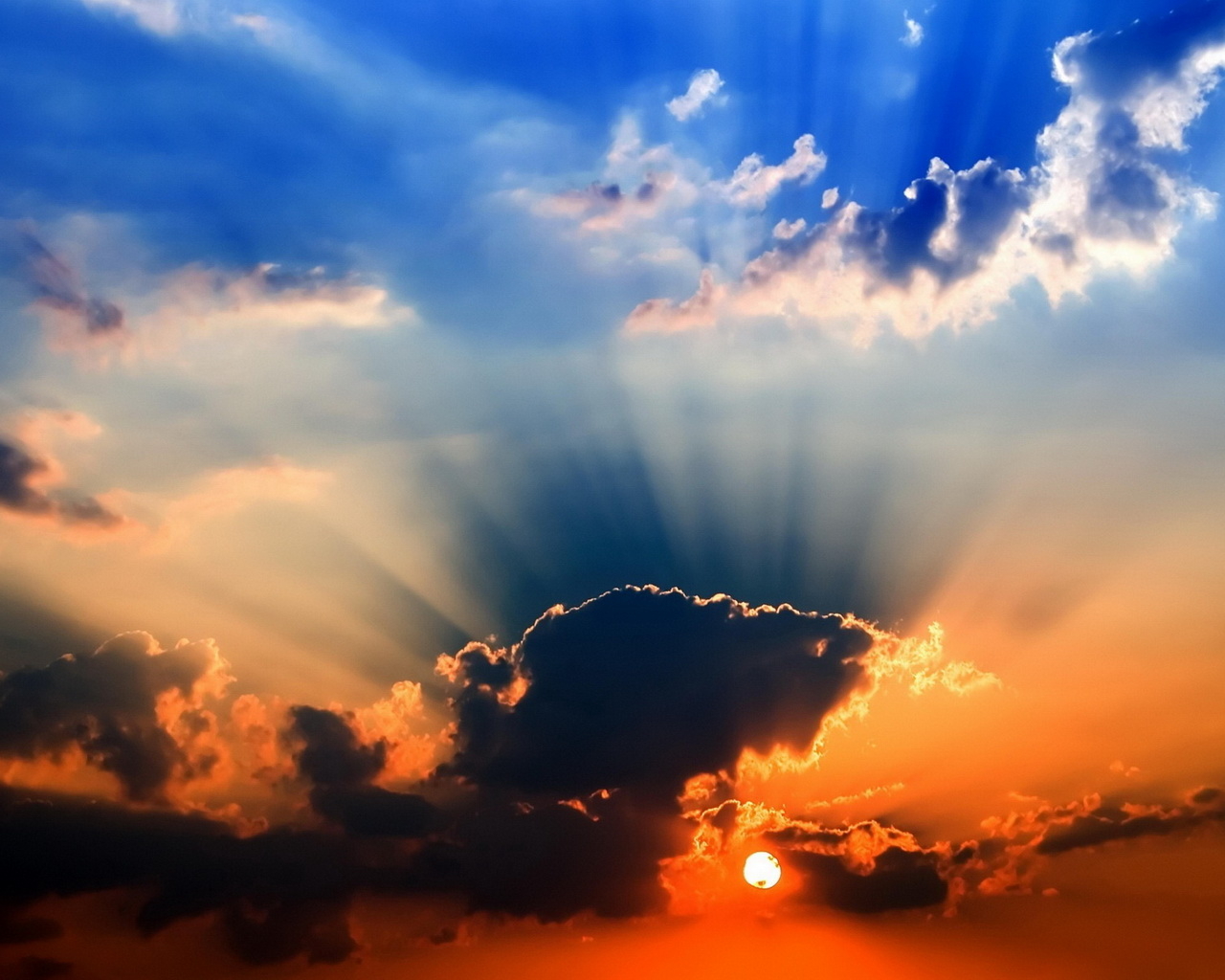 Яркий закат