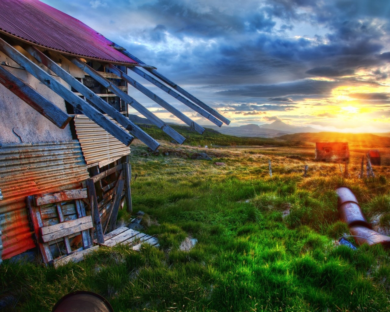 Лачуга на закате