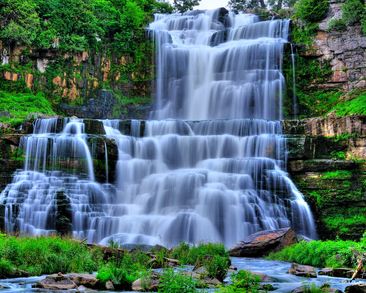Красивый водопад