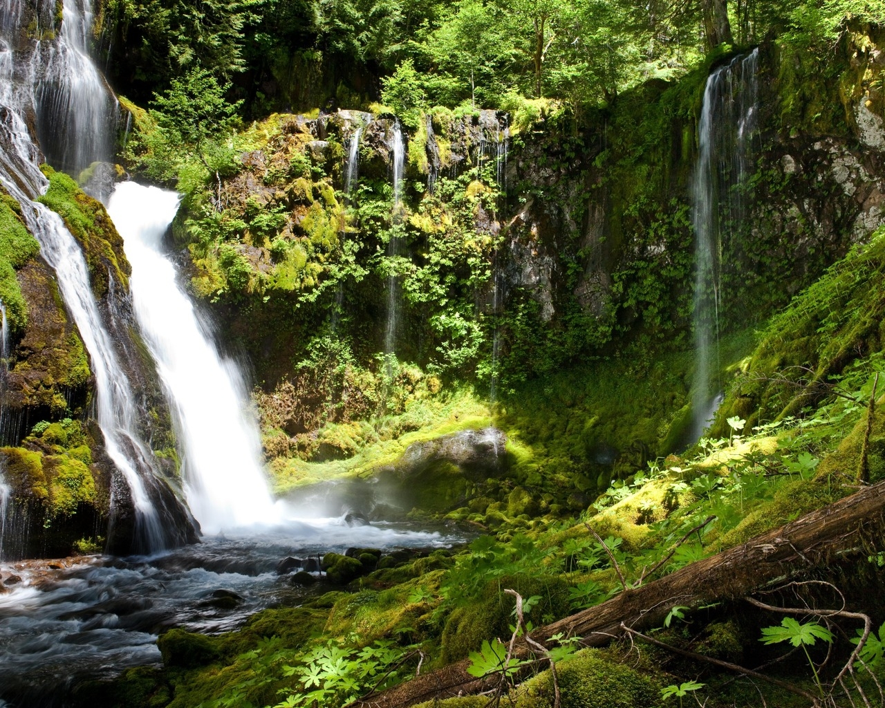 Водопад среди камней