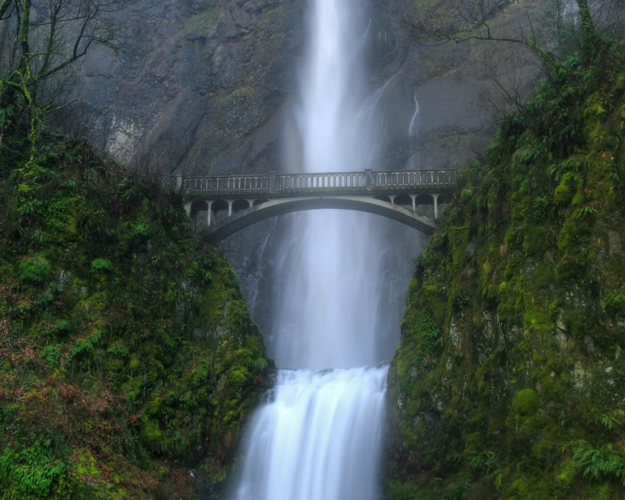Водопад в ущелье
