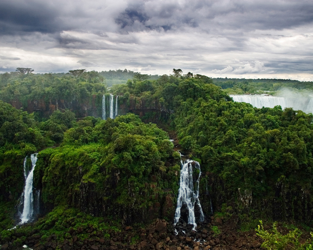 Водопады в джунглях
