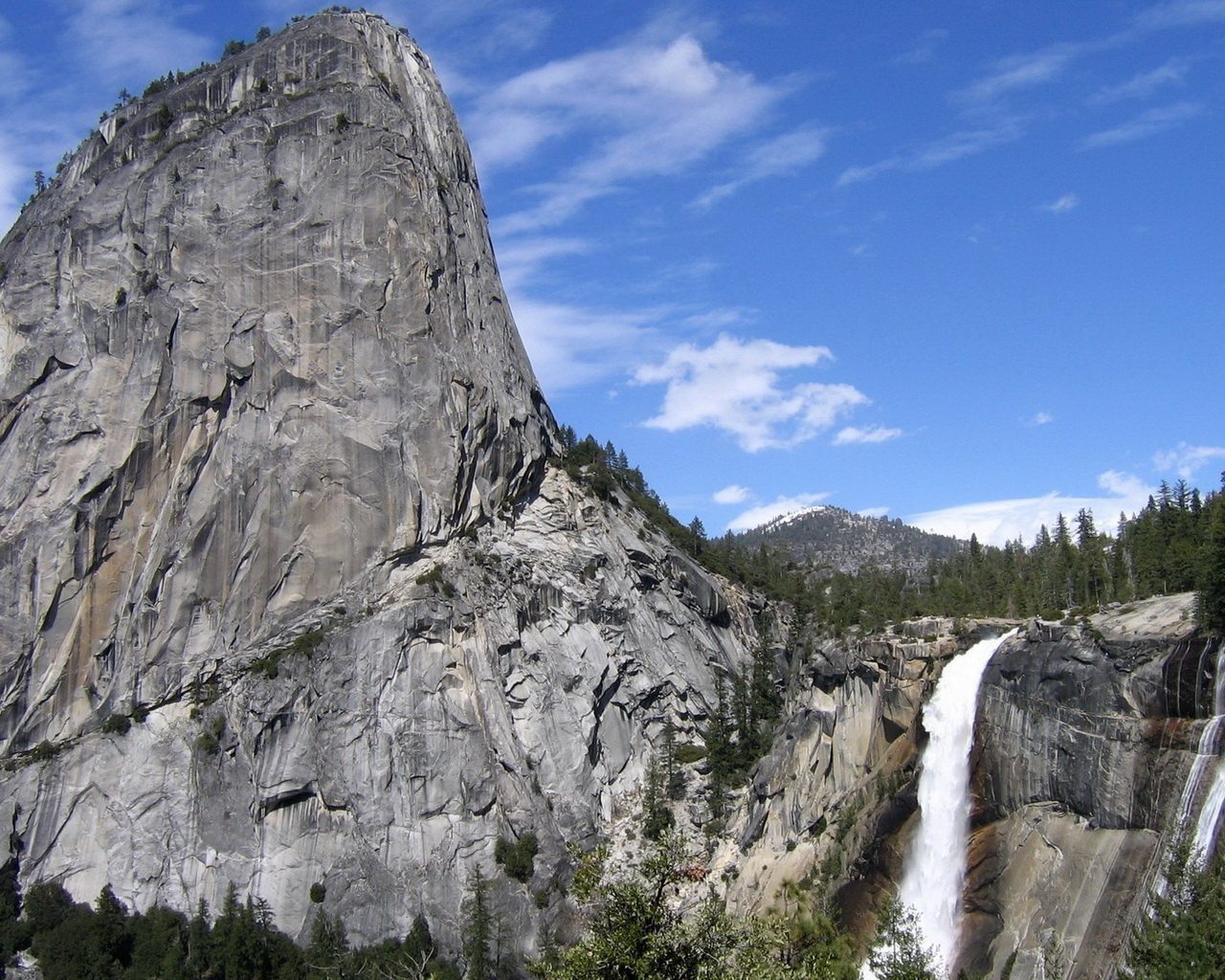 Скала и водопад
