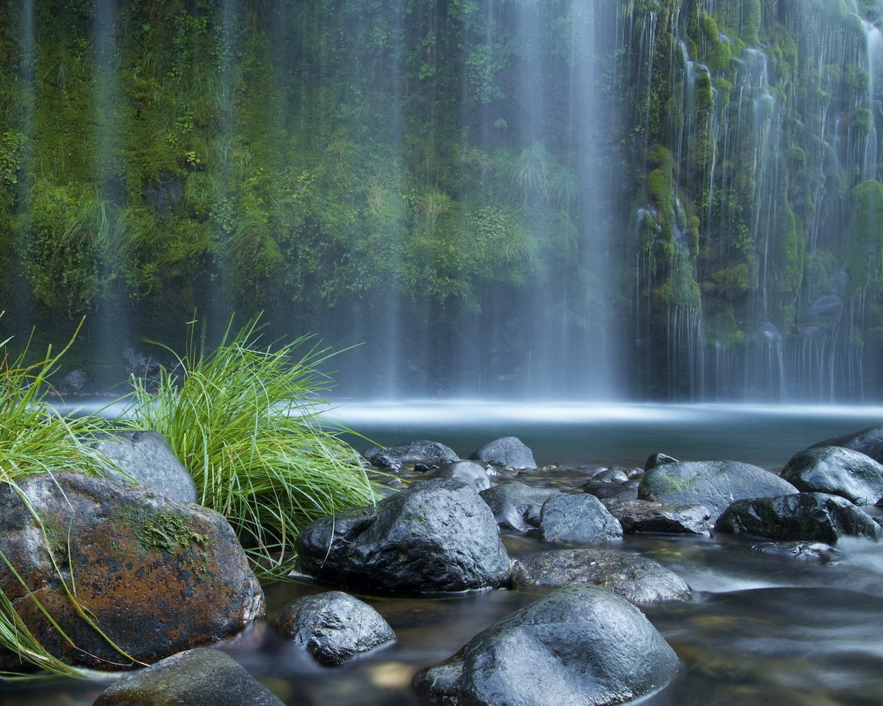 Стена водопада