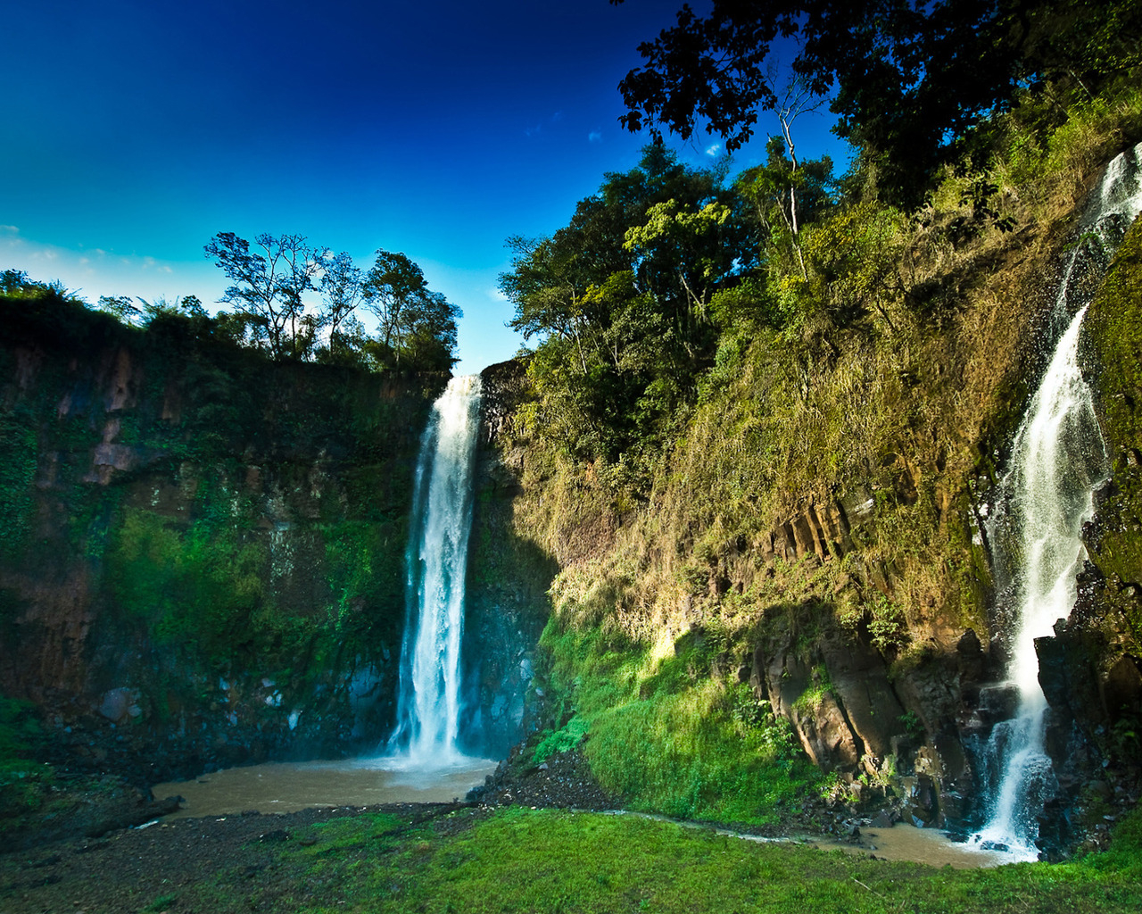 Небольшой водопад