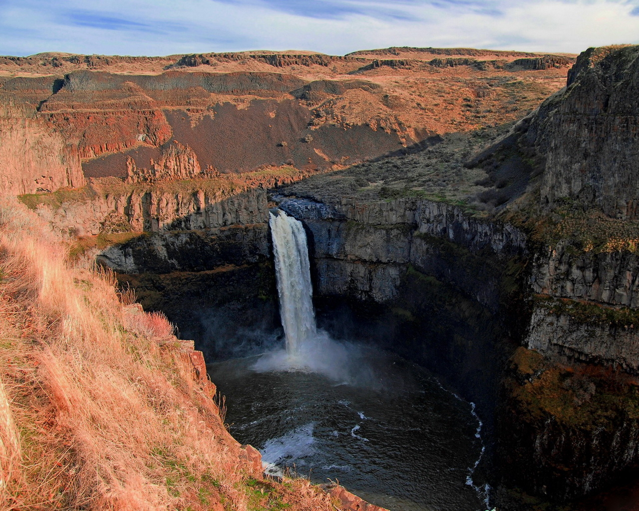 Водопад в каньоне