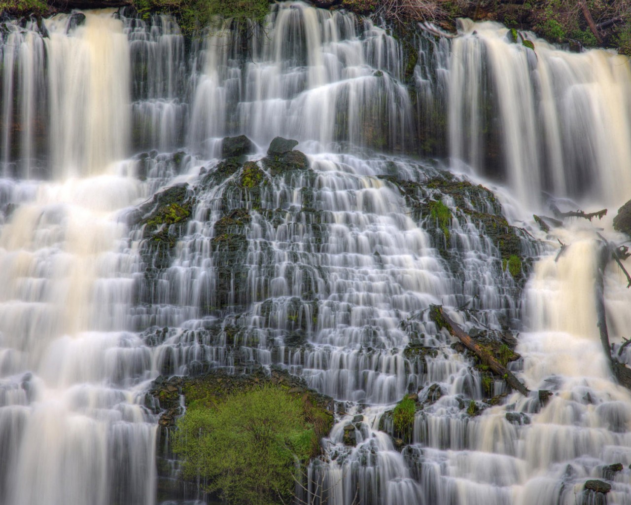 Красивый водопад