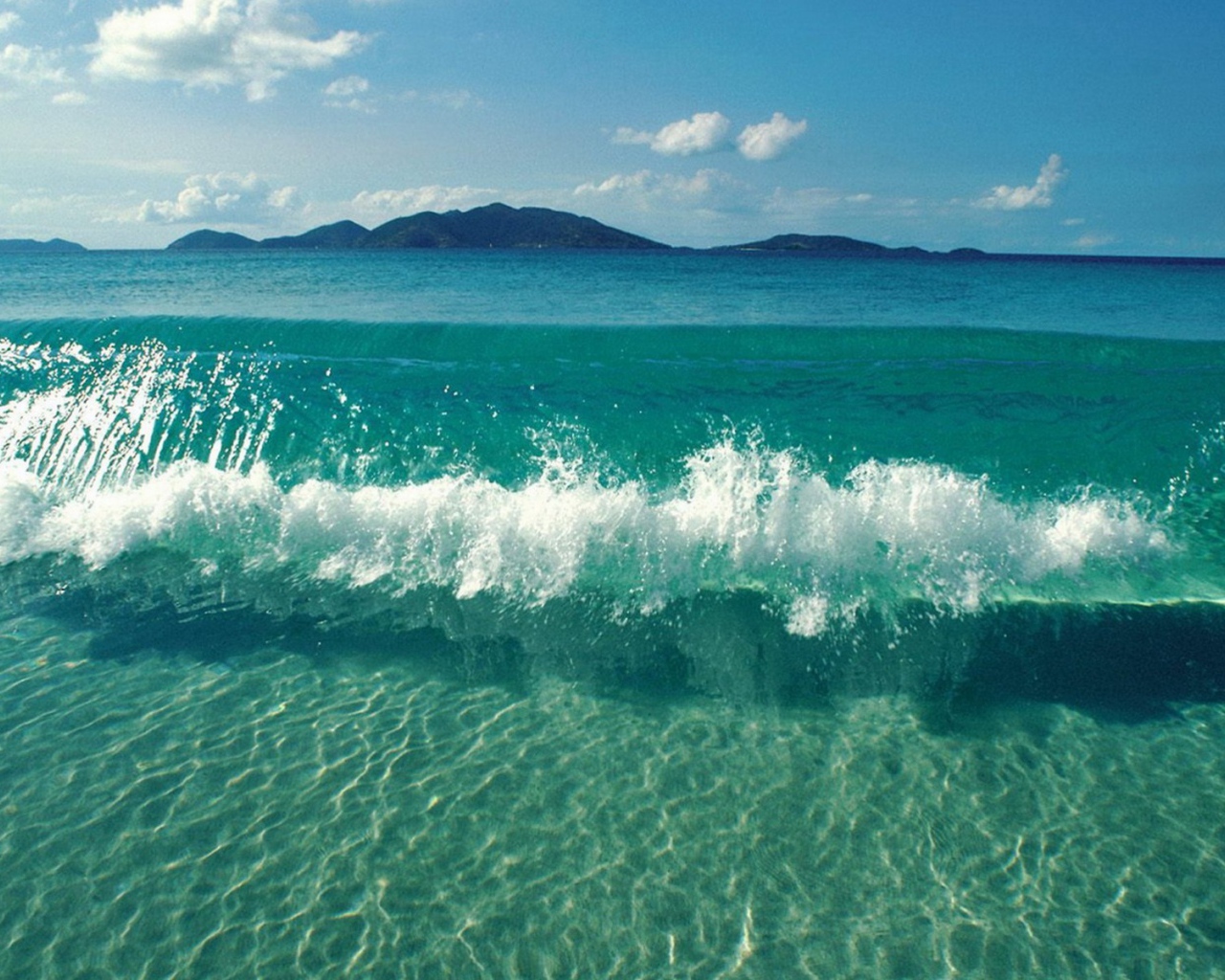 Голубая морская вода