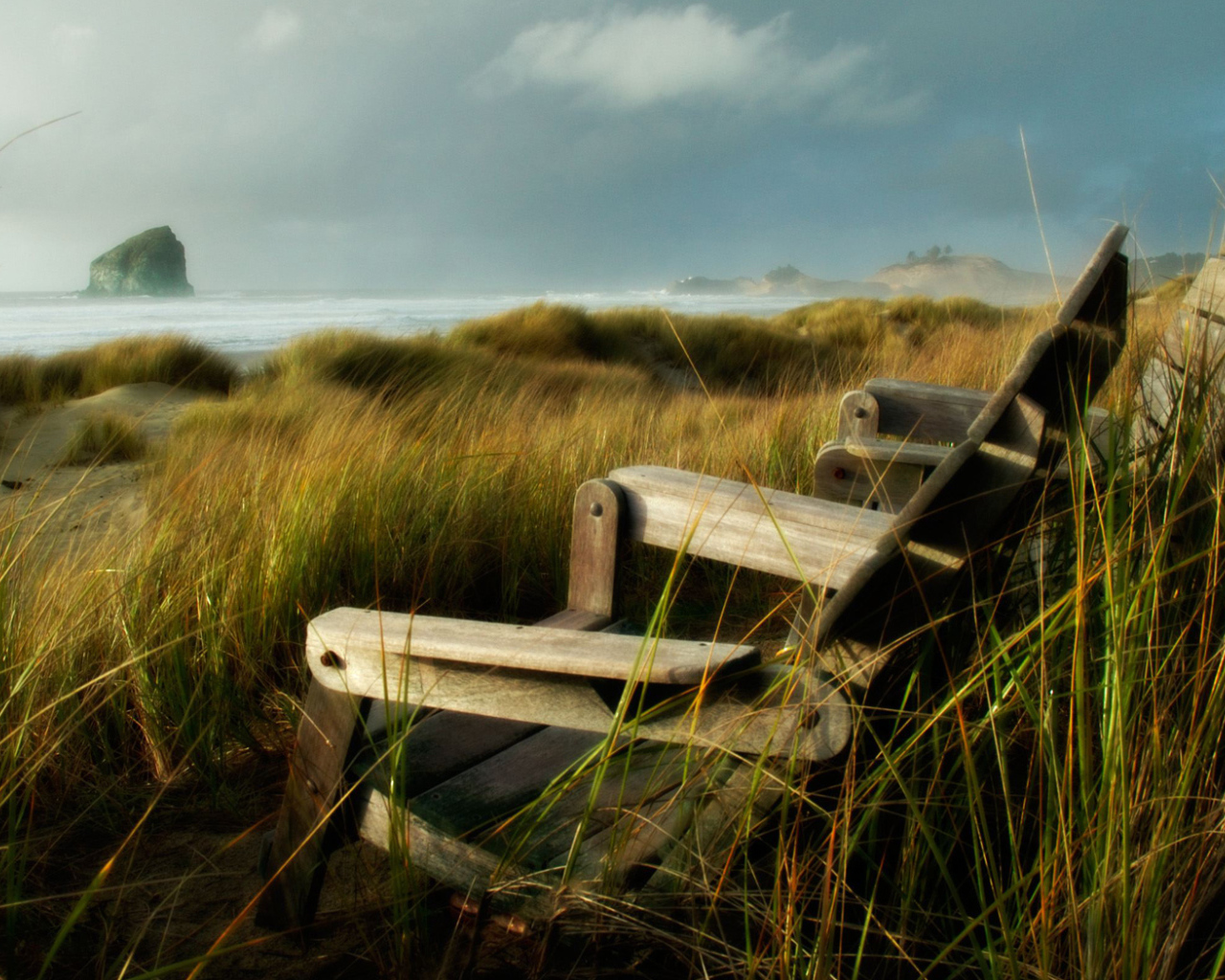 Стулья на берегу