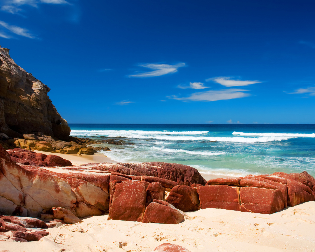 Камни на пляже