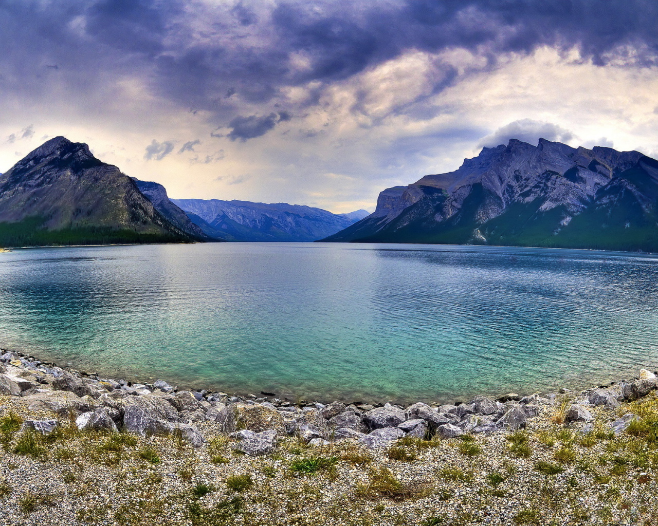 Озеро, горы, небо