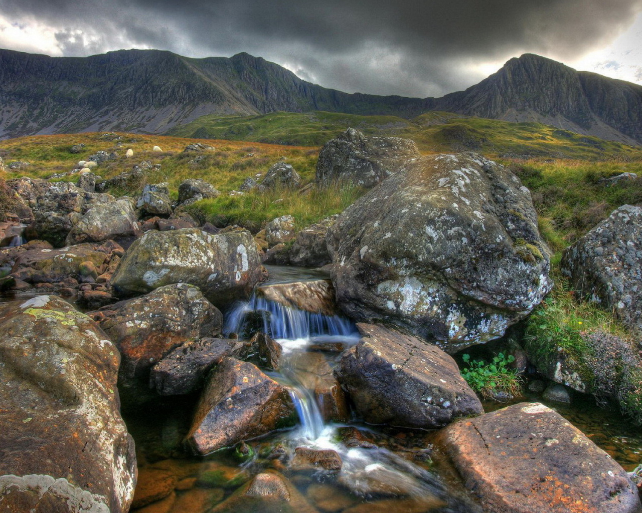 Ручей среди камней