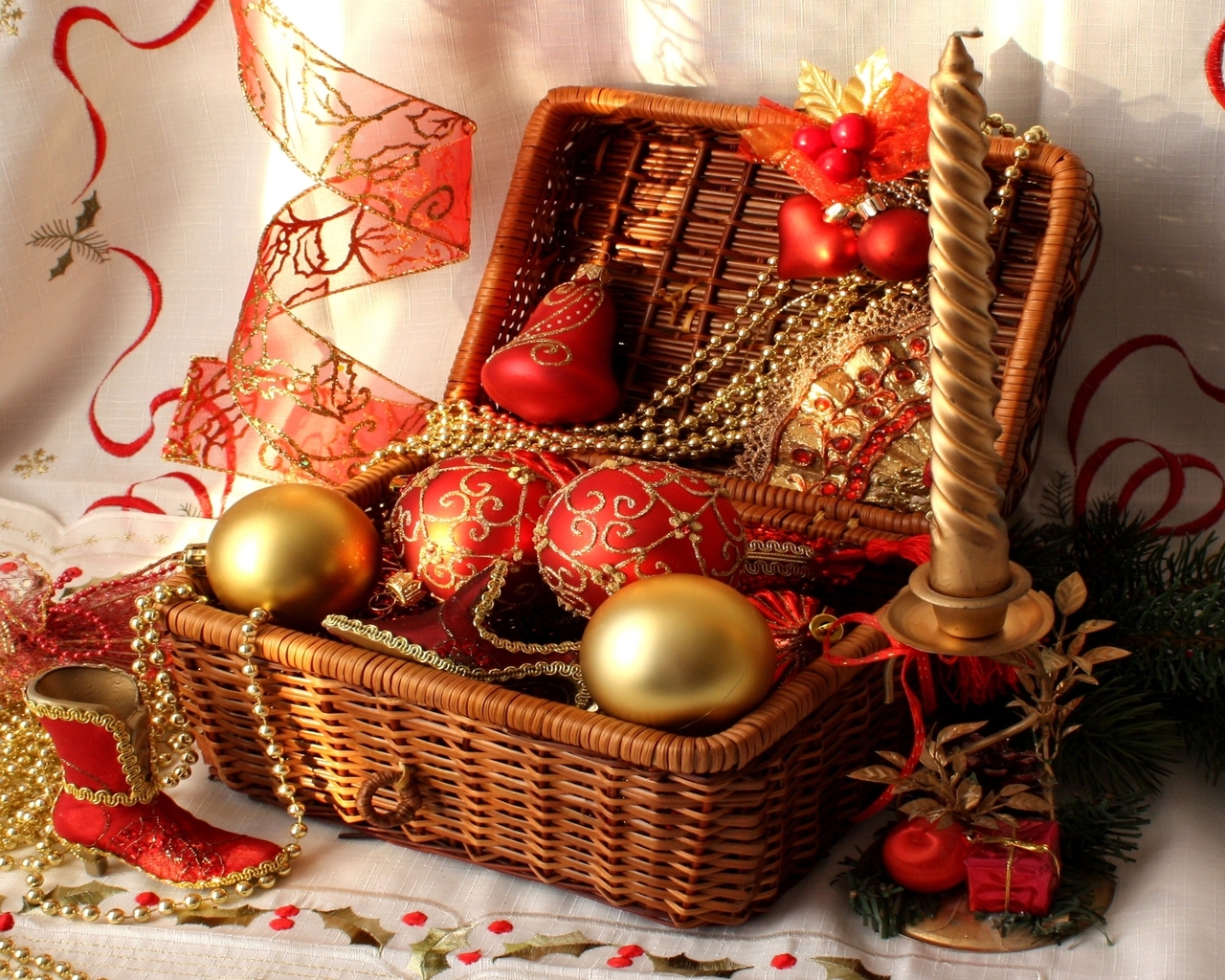 Корзинка с игрушками