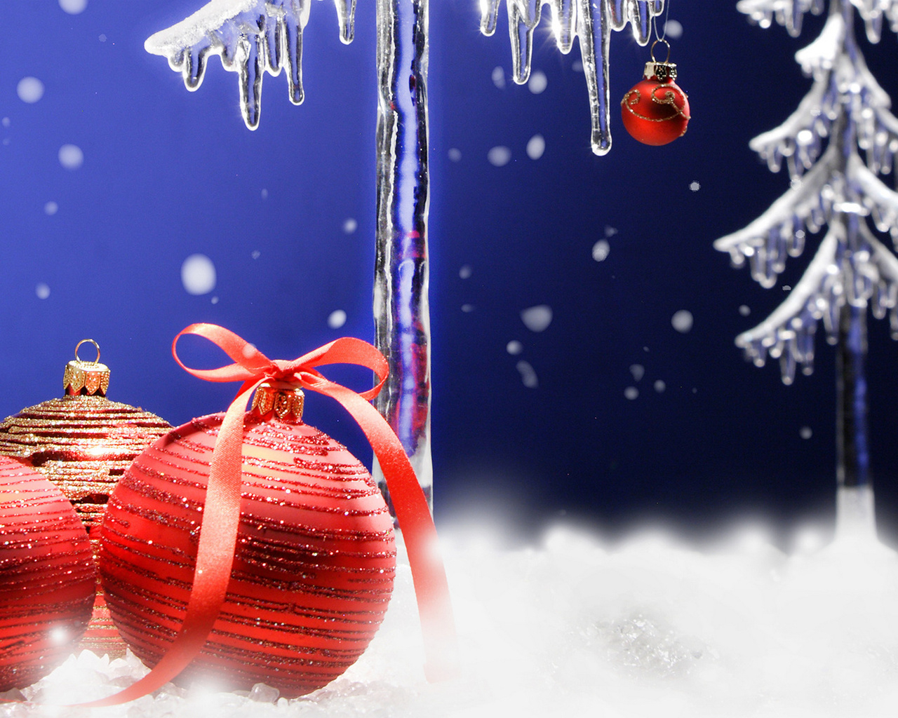 Игрушки и сосульки