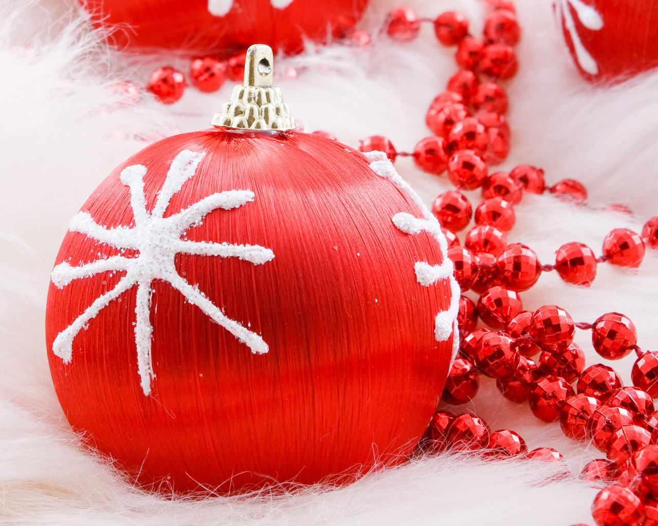 Праздничные игрушки