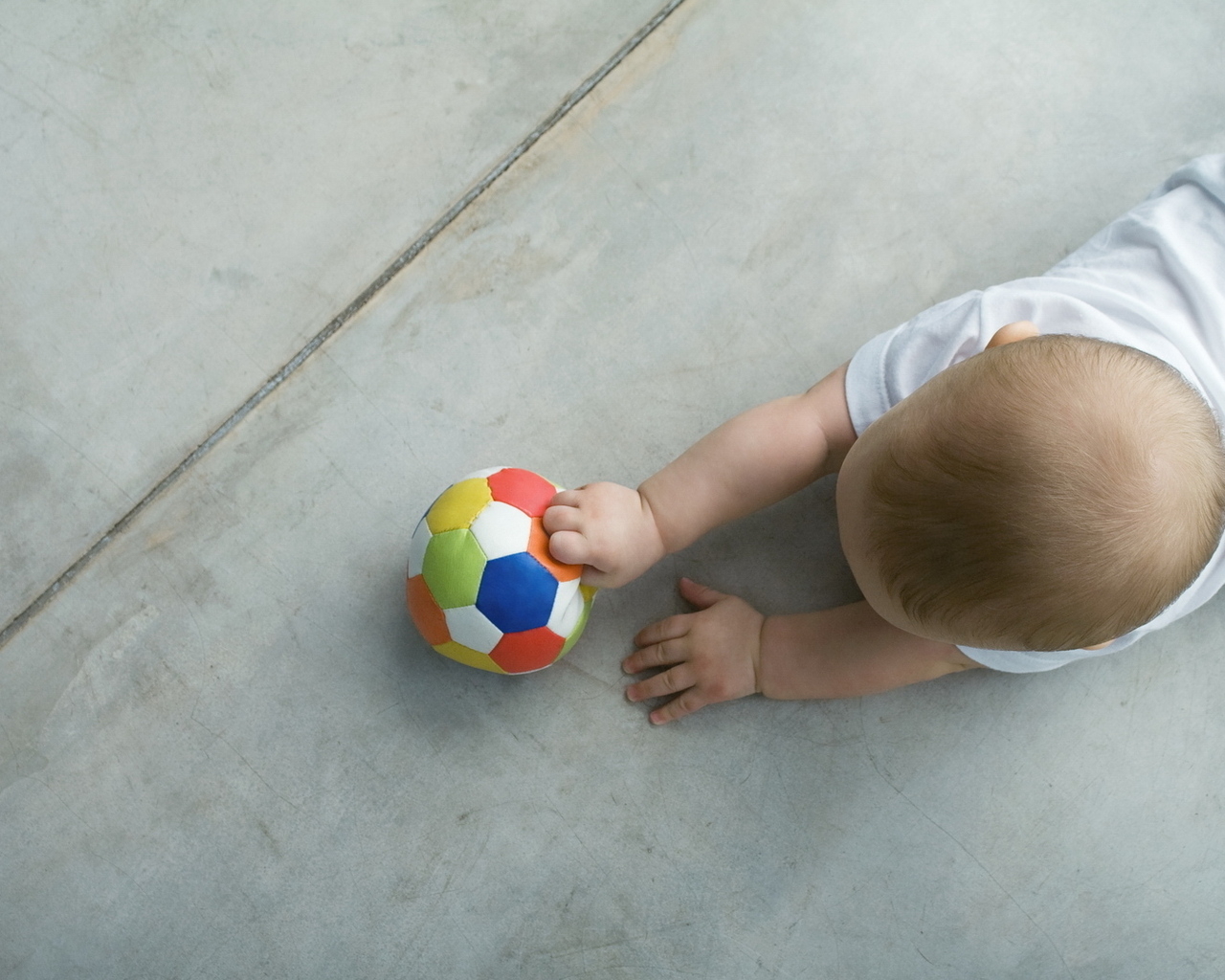 Малыш и мячик