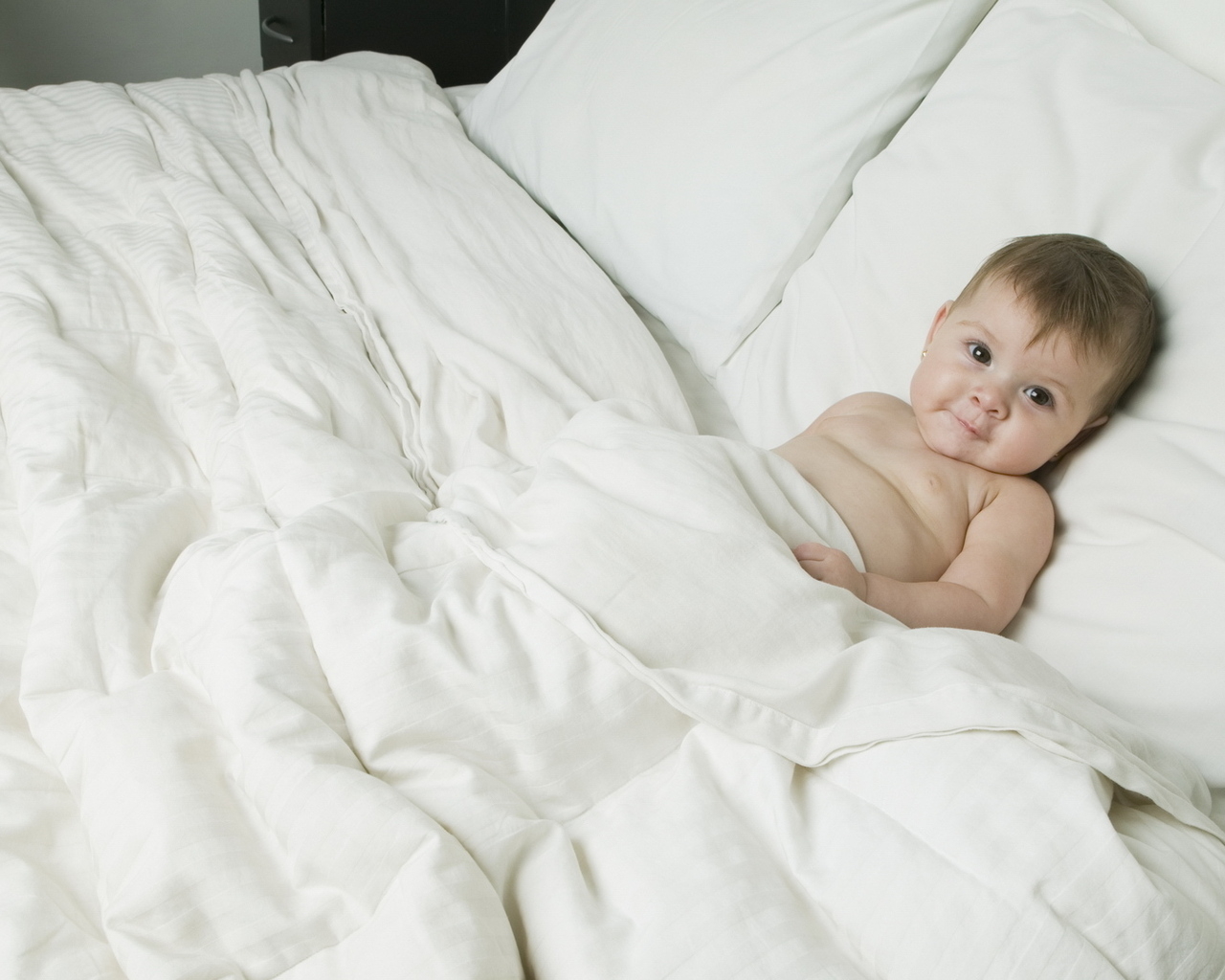 Малыш на кровати