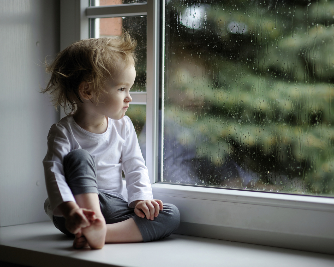 Девочка на подоконнике