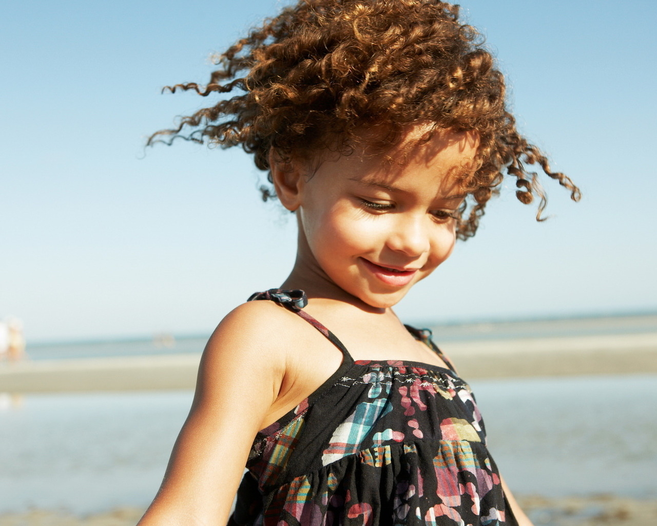 Девочка с кудряшками