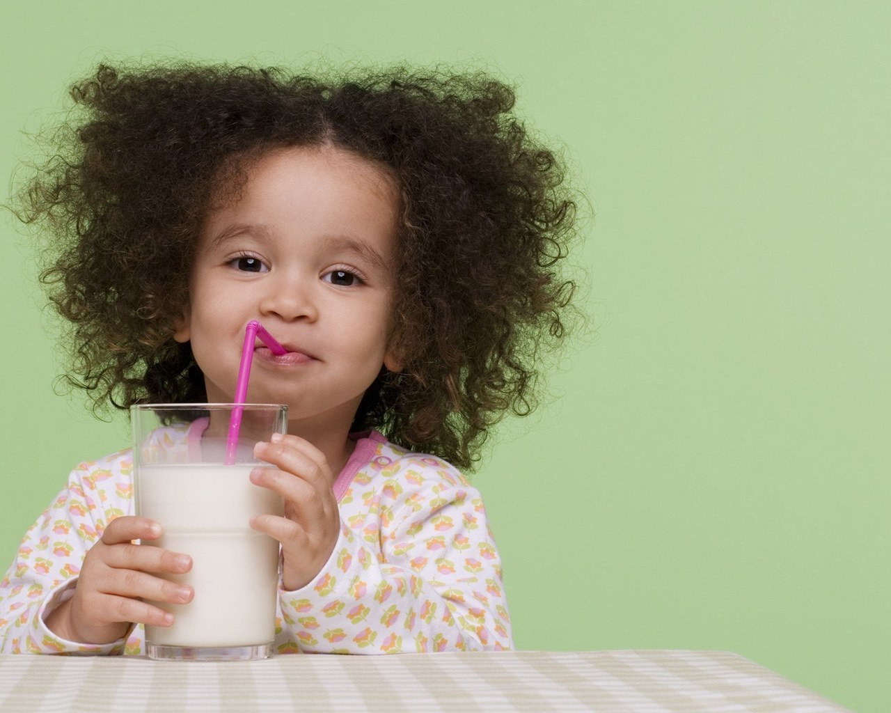 Девочка с молоком