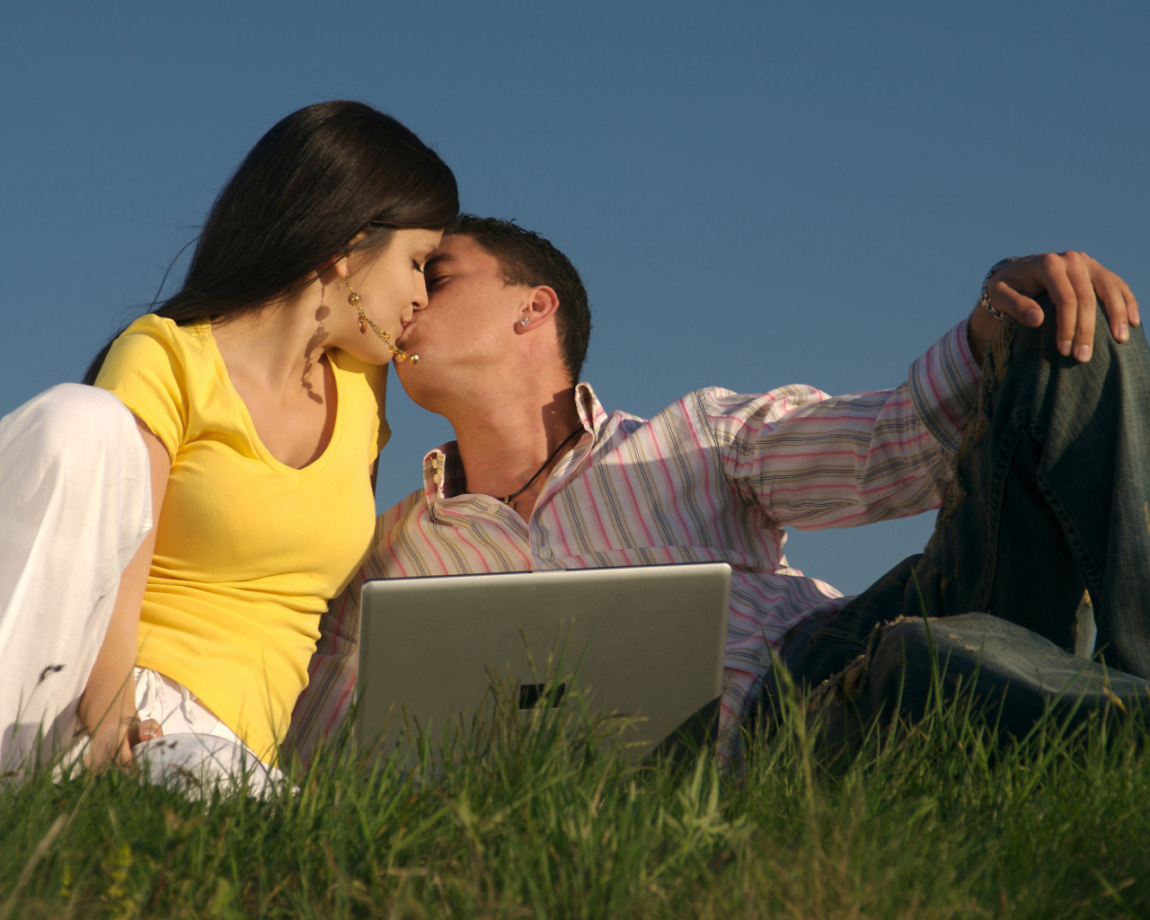 Пара, поцелуй, ноутбук