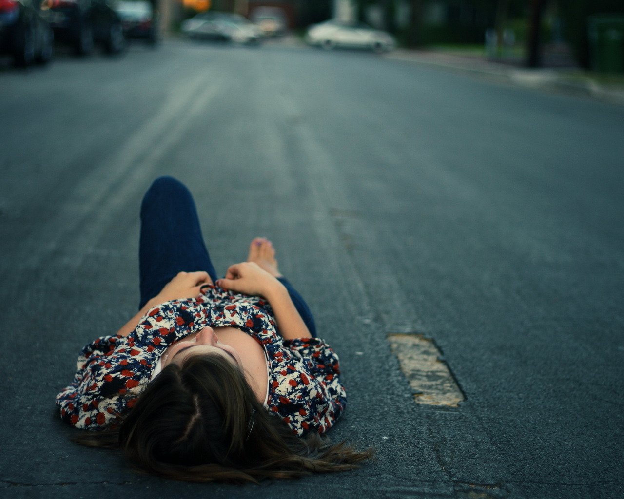 Отдыхает на дороге