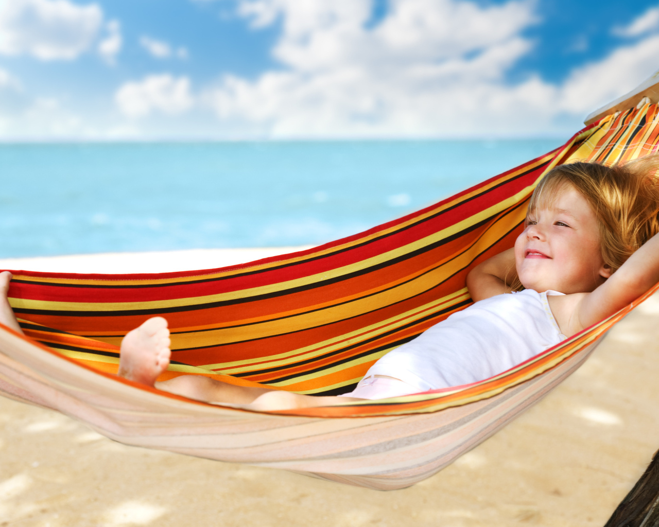 Девочка в гамаке