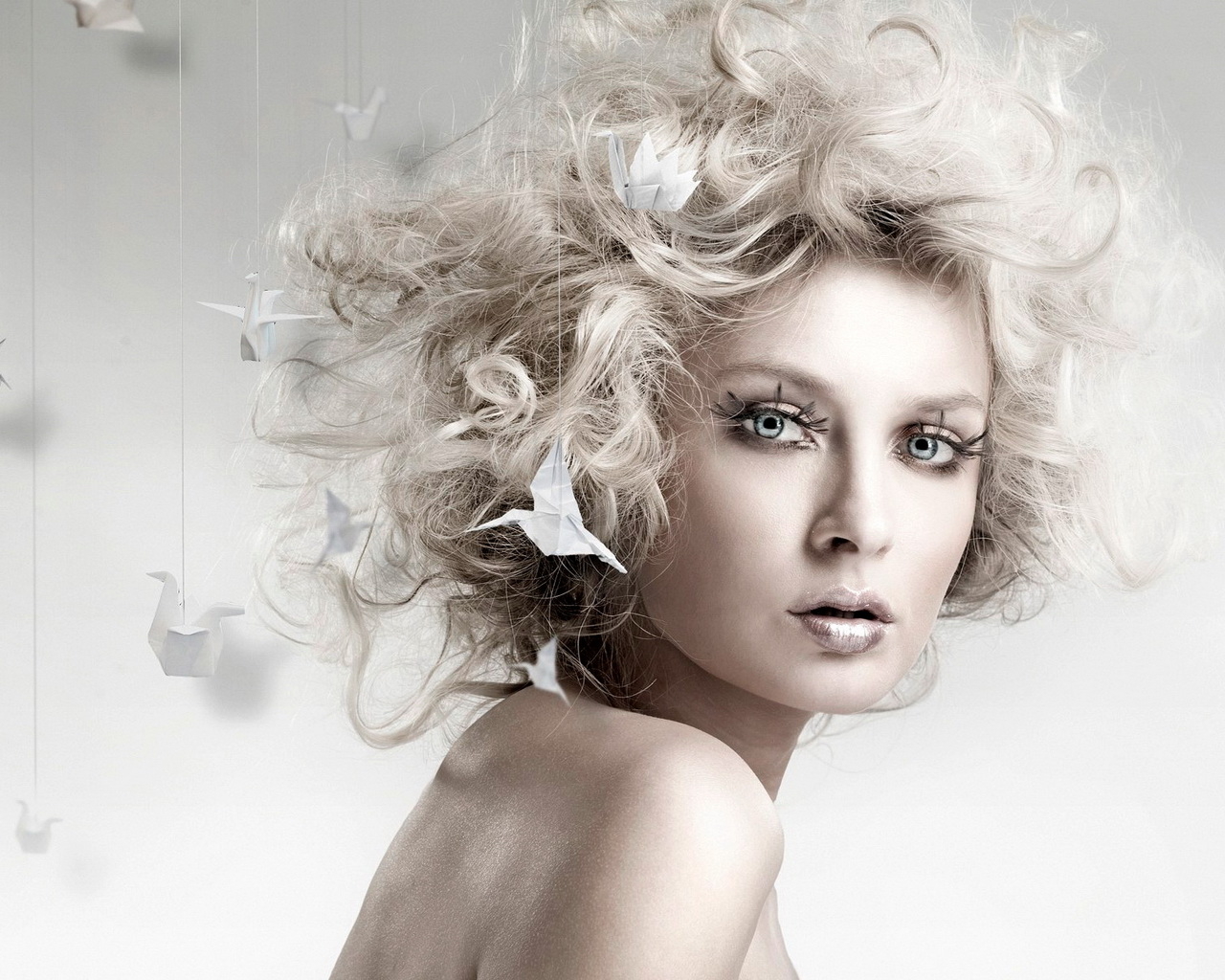 Девушка и птички