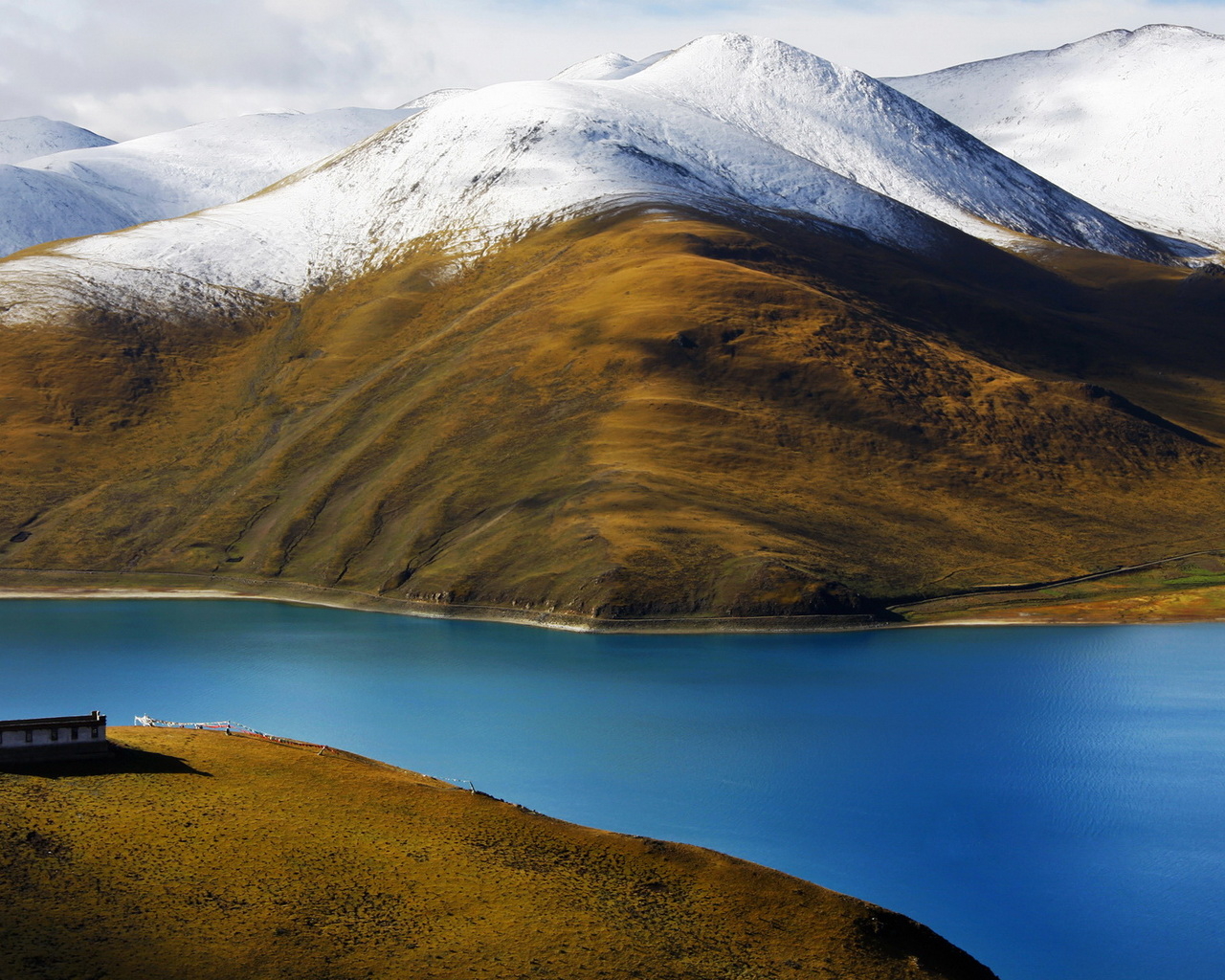 Горы и озеро