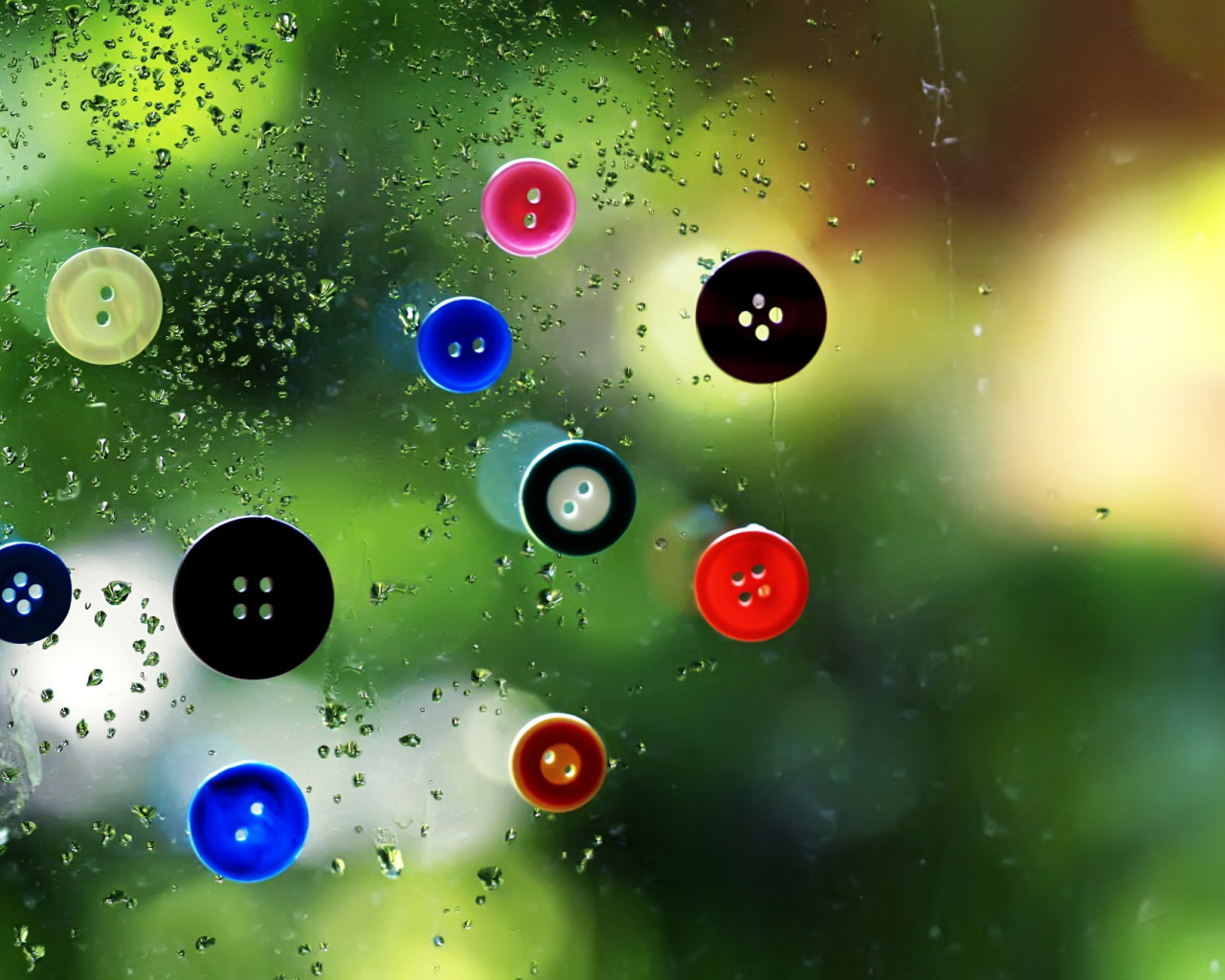 Пуговицы на стекле