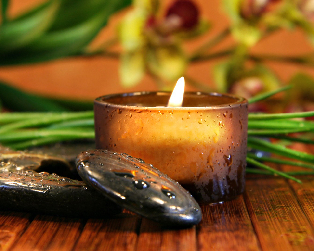 Свеча и камни