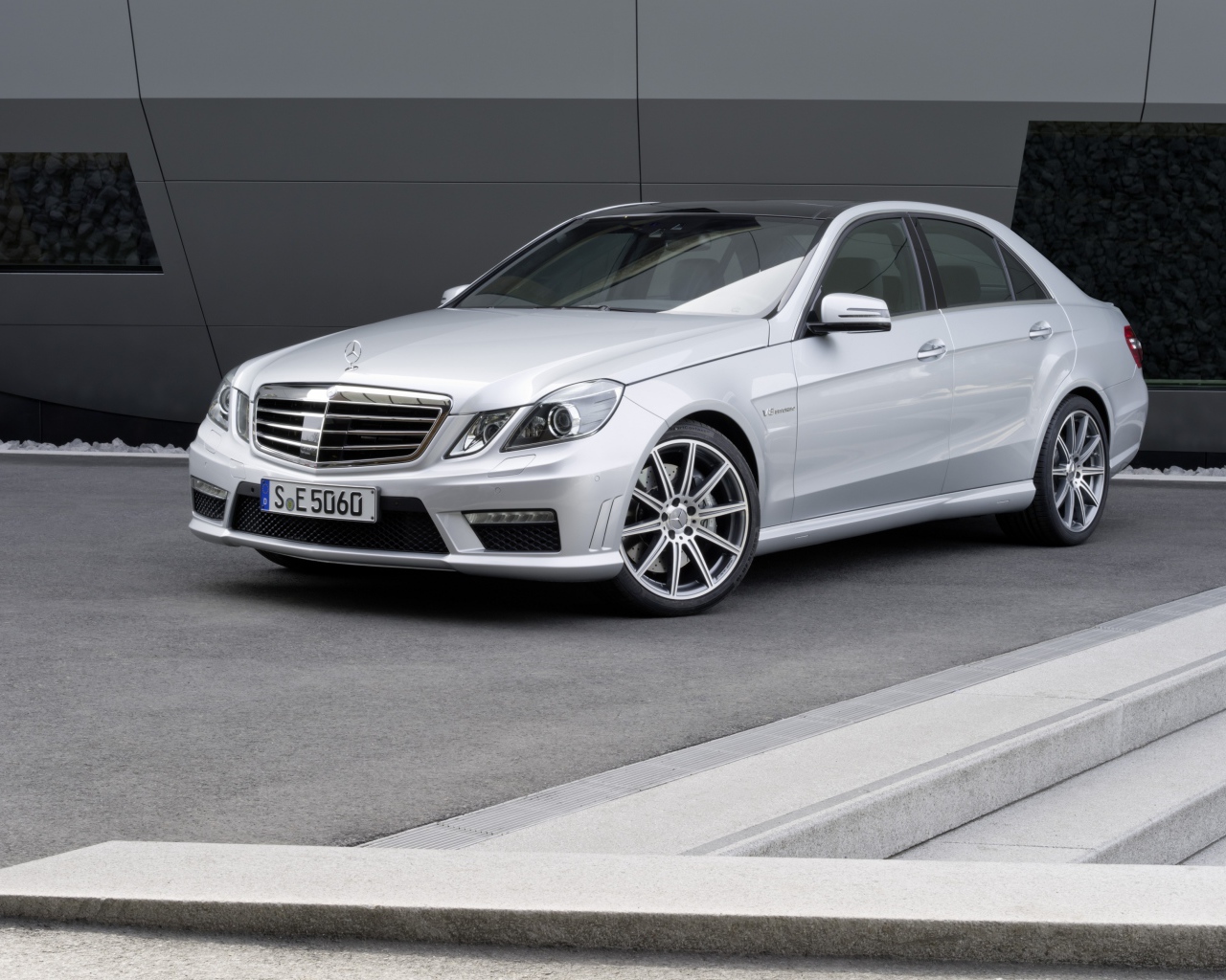 Белый Mercedes Benz E 63