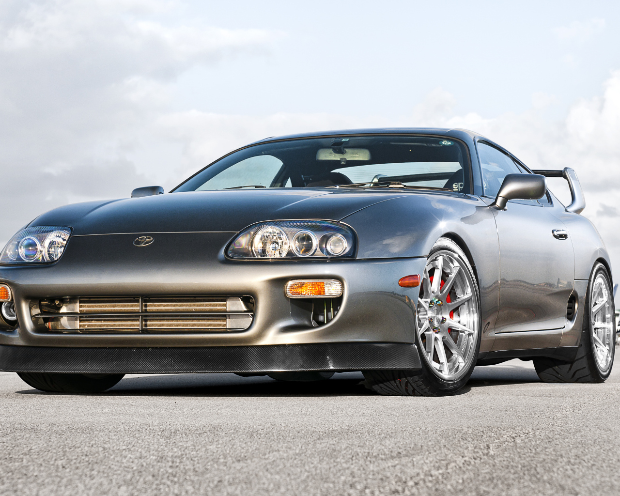 Серебристая Toyota Supra