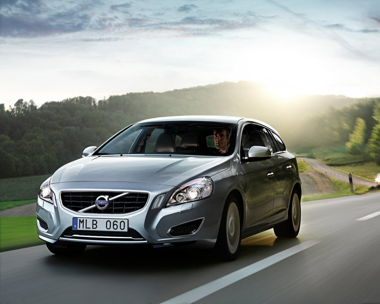 new Volvo-V60 Hybrid
