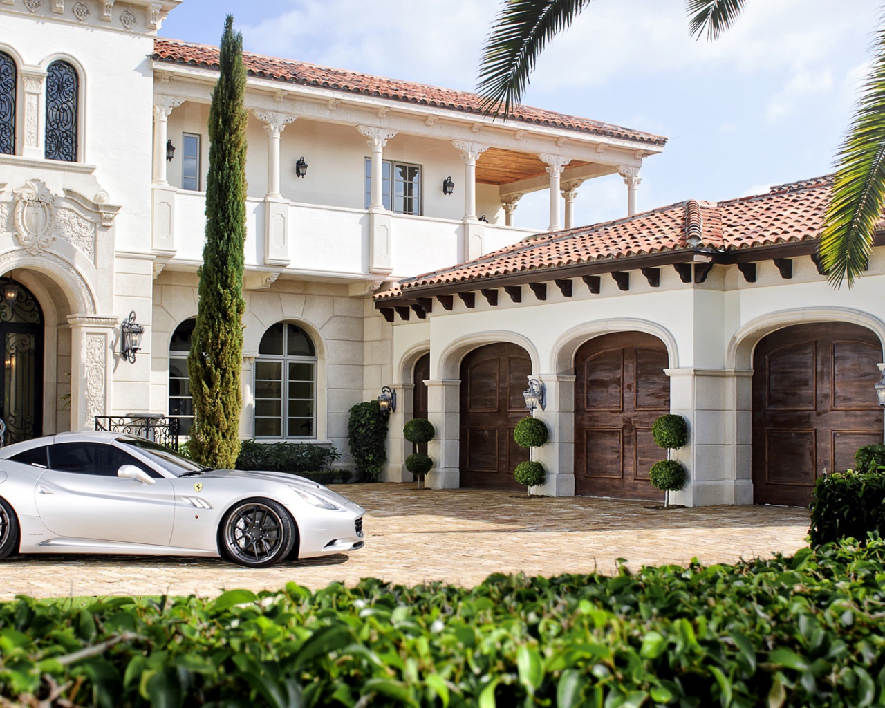 Ferrari возле богатого дома