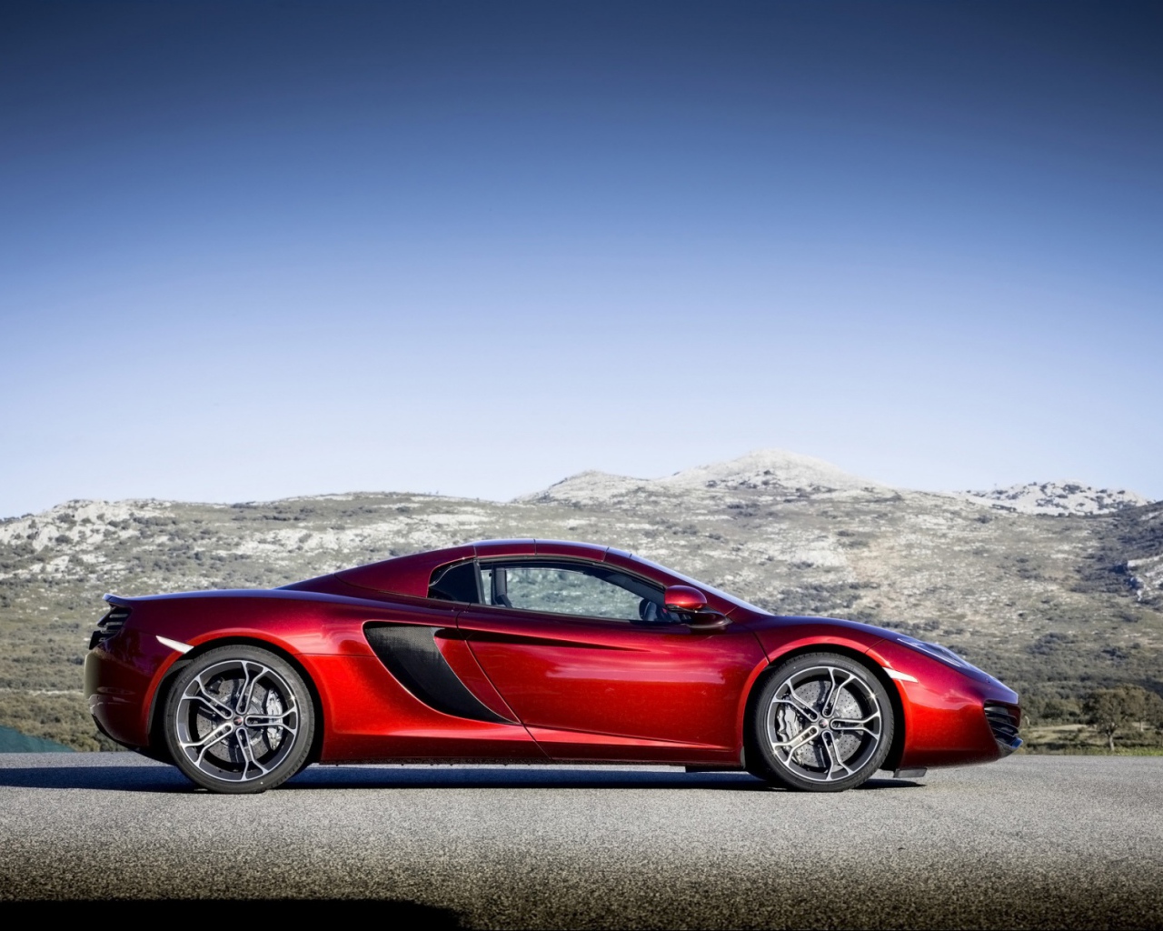Красный McLaren mp4 12c