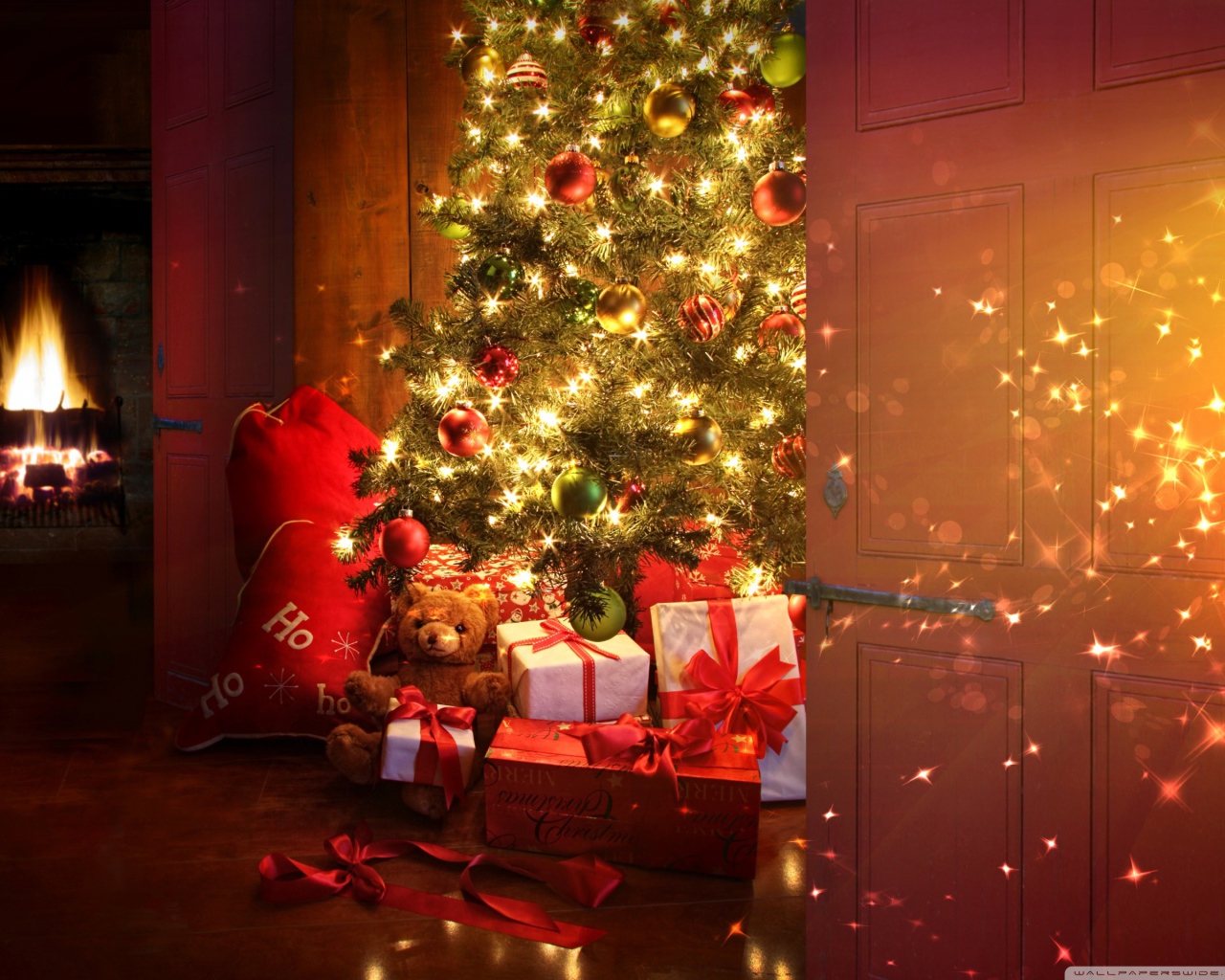 Рождественские подарки под елкой