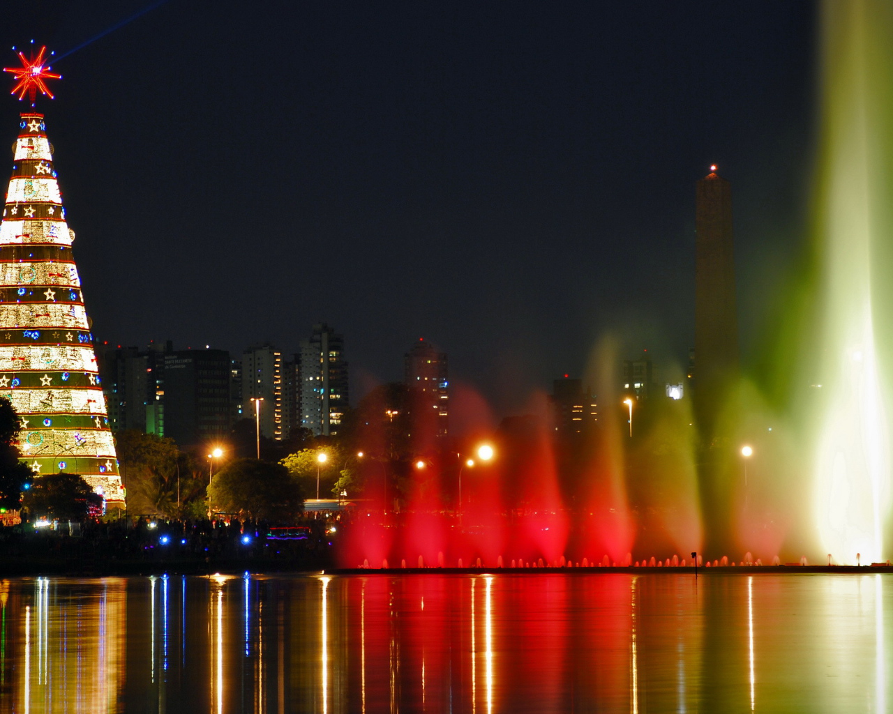 Новогодняя елка в городе